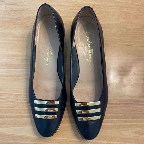 Salvatore Ferragamo Vintage Navy-Blue leather pumps gold details size 6 1/2 B - Picture 2 of 13